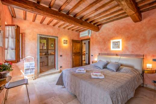 Rosso Fiorentino - First floor air conditioned master bedroom