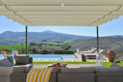 Poggiobuono - Plenty of relaxing seating and space around the pool