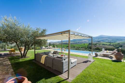 Poggiobuono - Garden comes complete with olive tree