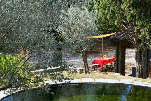 Delpietre - Shaded alfresco dining area