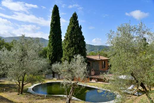 Delpietre - Sun loungers and a parasol on the poolside and a shower in the vicinity complete the furnishing and equipment of the bathing area.
