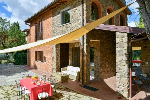 Delpietre - Stylishly furnished living area at the front of the villa
