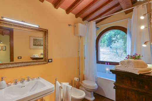 Delpietre - First floor separate private bathroom with whirlpool bath/shower