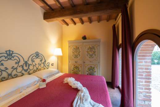 Delpietre - Double bedroom with glass doors opening out onto the courtyard