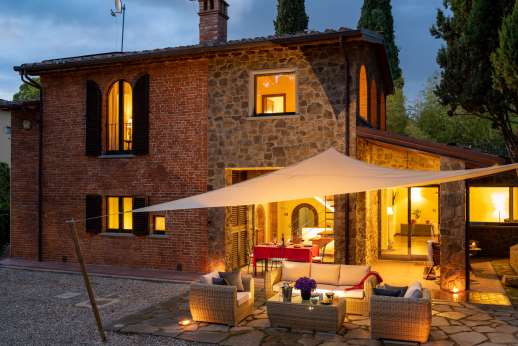 Delpietre - The outside living area fully lit for evening use