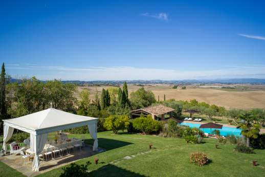 Palazzo Cheto - Sitting on a small hill overlooking, the glorious rolling Tuscan countryside