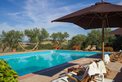 Palazzo Cheto - Shaded seating and deckchairs around the pool