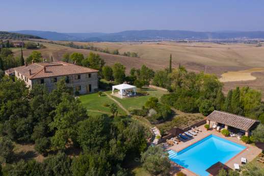 Palazzo Cheto - The pool and pool house on a lower terrace below the villa