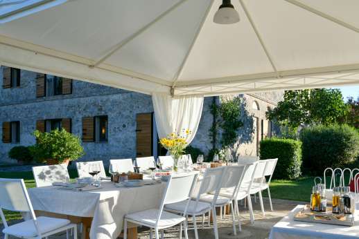 Palazzo Cheto - Shaded dining area by the villa overlooking the pool