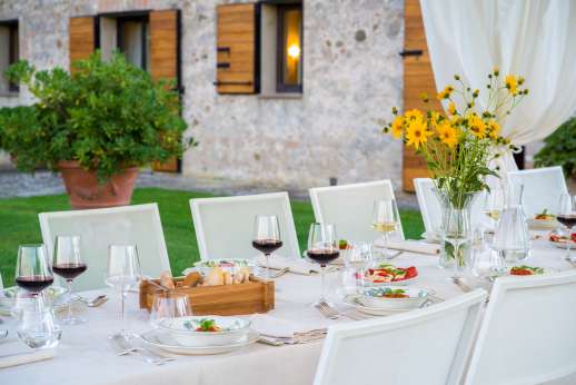 Palazzo Cheto - Shaded seating and dining area