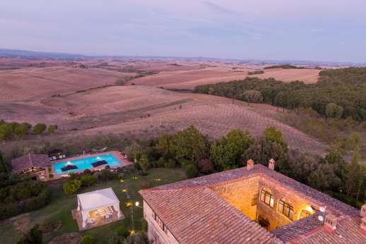 Palazzo Cheto - A view of the villas open courtyard, outside dining area and pool