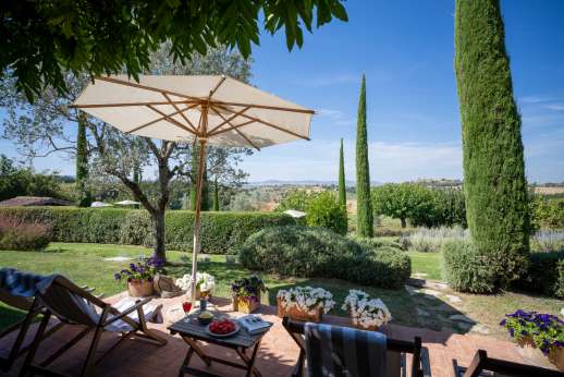 La Badiole - This very comfortable private home has a beautifully kept terraced garden with extensive lawns and flower beds with large cypress trees offering total privacy.