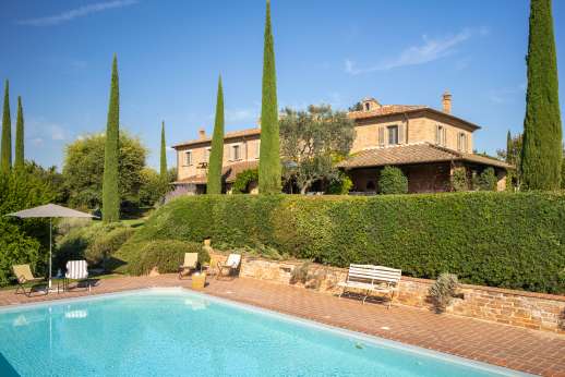 La Badiole - The swimming pool is set on a lawned terrace, below the old farmhouse with views of the Valdichiana and of Valiano and Montepulciano.