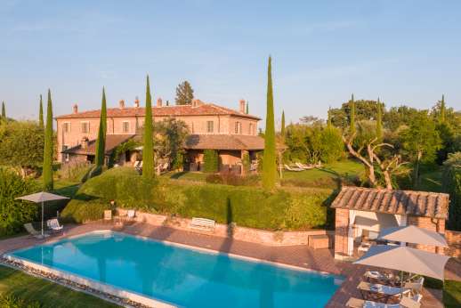 La Badiole - Fenced landscaped garden with several terraces with a private solar heated infinity–edge swimming pool