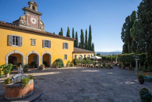 Vecchia Fattoria - Large flagstone courtyard at the front of the villa.