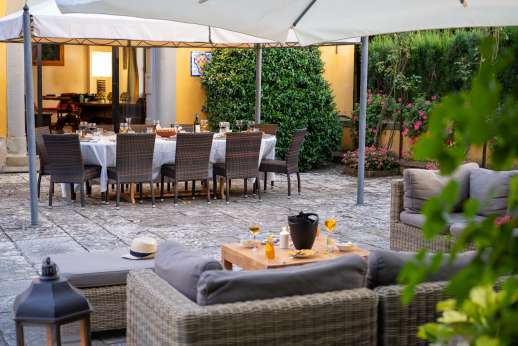 Vecchia Fattoria - The spacious flagstone courtyard with seating area.