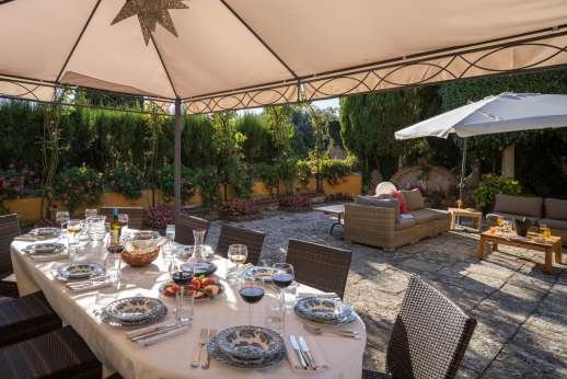 Vecchia Fattoria - Living room leading to a courtyard furnished with dining area