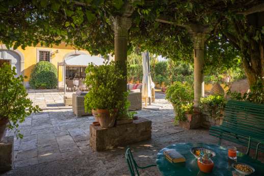 Vecchia Fattoria - Shaded seating spot under the pergola