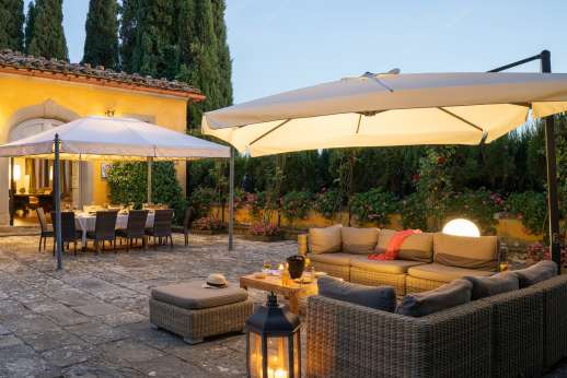 Vecchia Fattoria - Outside seating in the courtyard