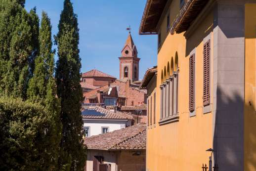 Vecchia Fattoria - Its lovely old wrought iron gates lead straight into the little main square of Bettolle.