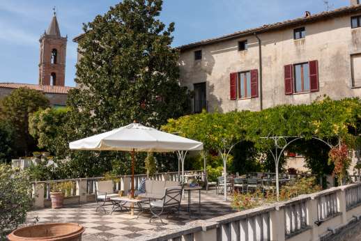 La Fattoria di Sarteano - Paved terrace and dining pergola