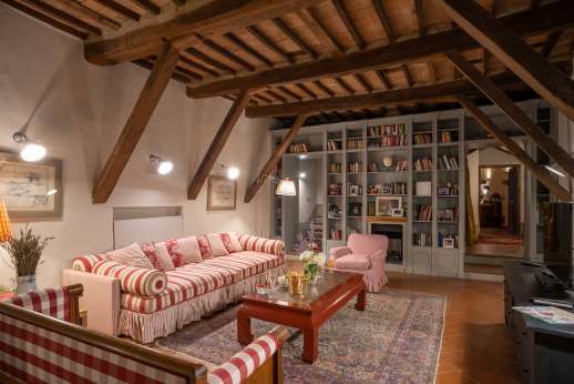La Fattoria di Sarteano - First floor large sitting room with high beamed ceiling also a library and TV.