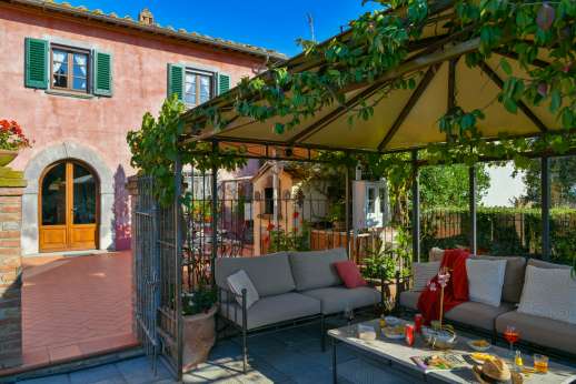 Rosso Fiorentino - Pergola with relaxing seating area by the villa and pool