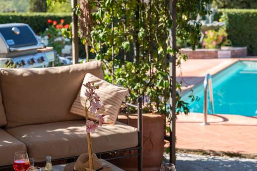 Rosso Fiorentino - The shaded pergola by the villa.