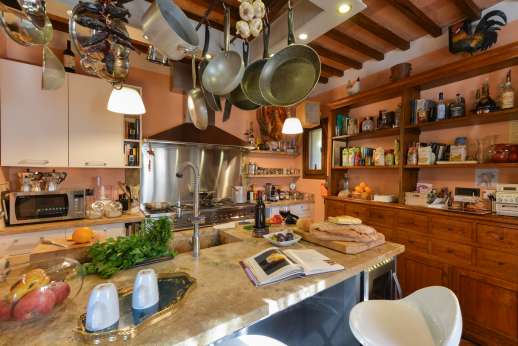 Rosso Fiorentino - Well equipped kitchen leading through to the sitting room