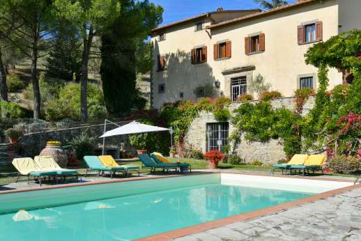 Villa Bracciano - Pool terrace spectacular views across hills and valleys.