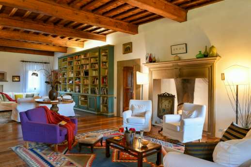 Villa Bracciano - The large and comfortable library and TV room on the first floor.