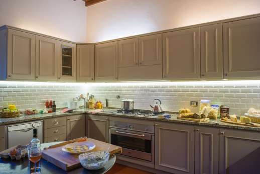 Villa Bracciano - Well equipped kitchen with breakfast table.
