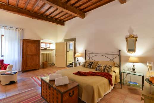 Villa Bracciano - Air conditioned double bedroom on the first floor main house with en suite bathroom.