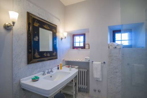 Villa Bracciano - Main house bathroom.