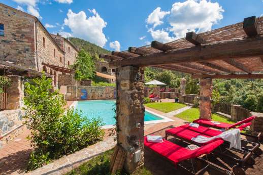 Querciatello - More shaded seating by the pool