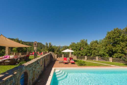 Querciatello - Relaxing seating area overlooking the pool