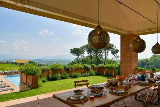 La Casa del Chiu', Furnished with a large wooden dining table for 20