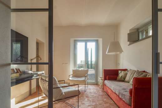 La Casa del Chiu' - Next door to the kitchen is a small sitting area with a TV