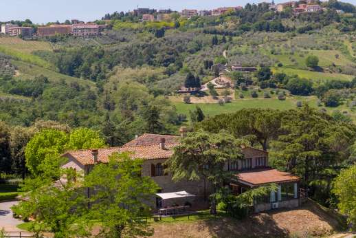 Villa Ostignano - The swimming pool with shaded lounge area