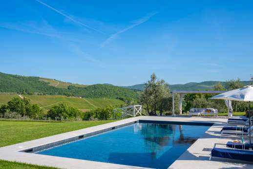 Poggetto Rosato - Rolling hills and vineyards from the pool