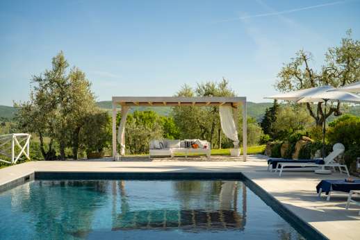 Poggetto Rosato - Shaded seating area by the pool