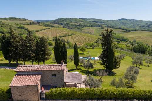 Poggetto Rosato - Relax with a glass of wine before an al fresco meal under the veranda's shade