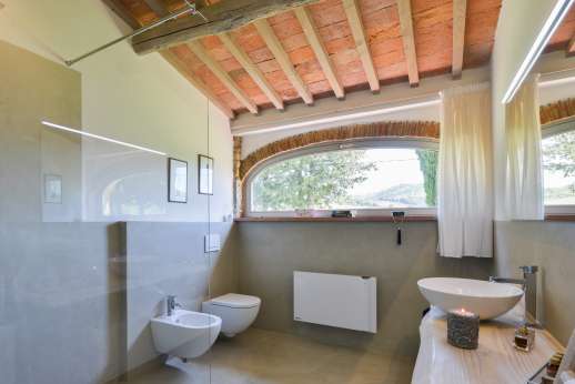 Poggetto Rosato - Ground floor shaded bathroom and shower