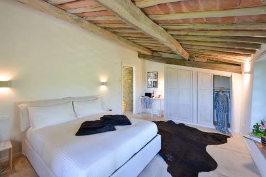 Poggetto Rosato - First floor air-conditioned double bedroom and large bathroom with shower