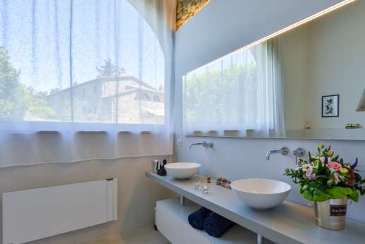 Poggetto Rosato - Second ground floor air-conditioned double bedroom (convertible into twin) sharing bathroom with shower