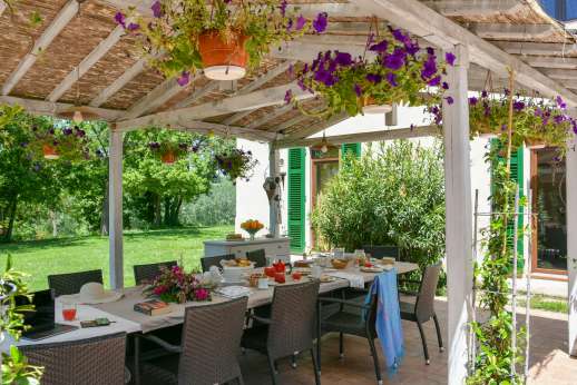 Villa D'Elsa - Dine outside under the shaded loggia