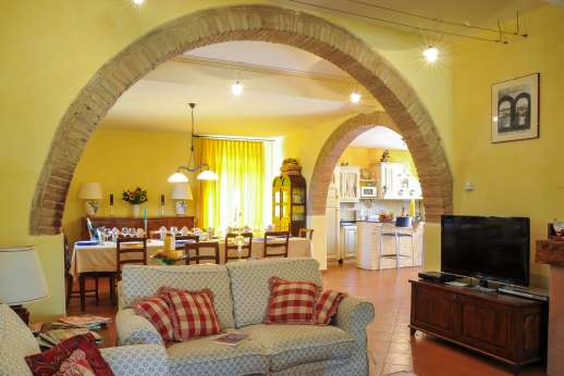 Villa D'Elsa - Open plan sitting room with fireplace.