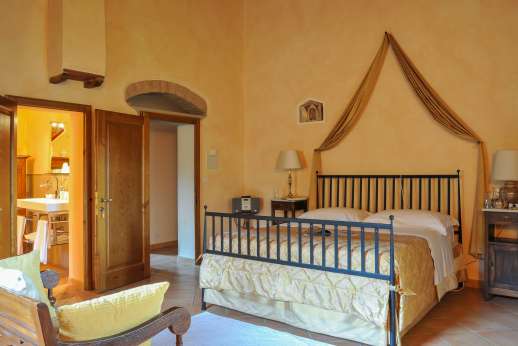 Villa D'Elsa - A second of the air conditioned double bed room with en suite bathroom.