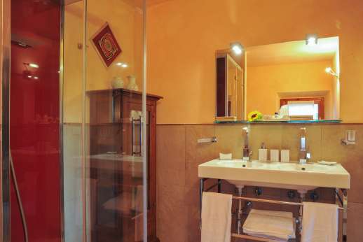 Villa D'Elsa - The en suite bathroom.