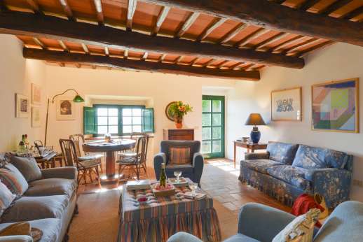 Casalta - Sitting room with working fireplace